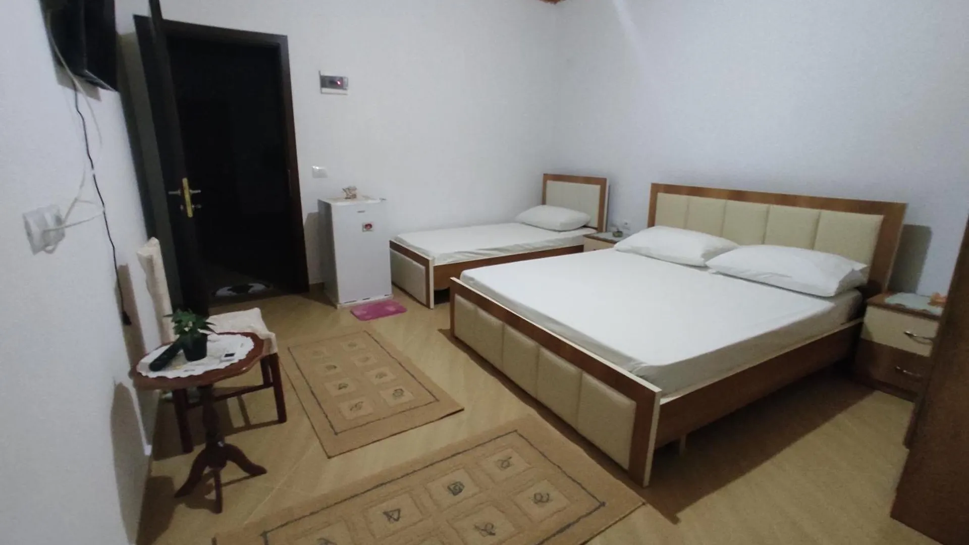 Dino Guest House Gjirokastër 0*,